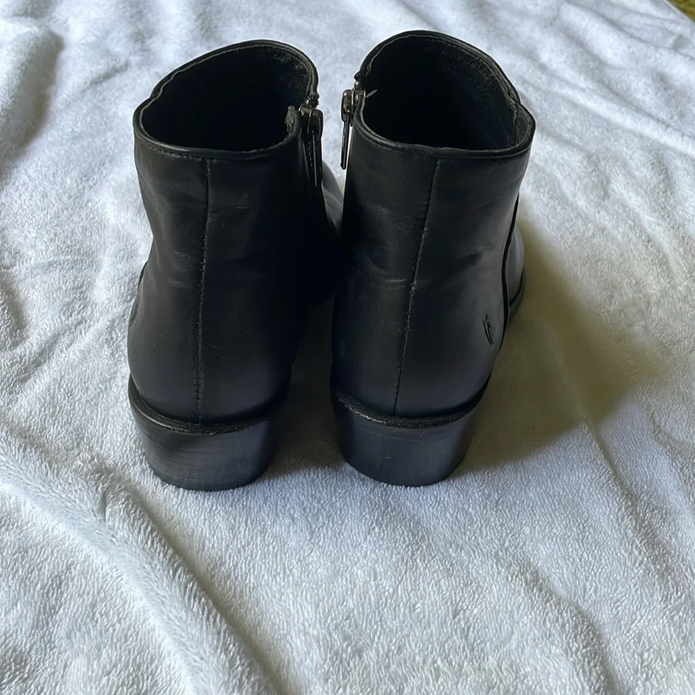 FRYE Carson Piping Bootie Like New!! Black Size 8 1/2